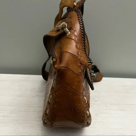 Vintage 70s 80s Hand Tooled Buckstitched Leather Shoulder Saddle Bag - Picture 3 of 16